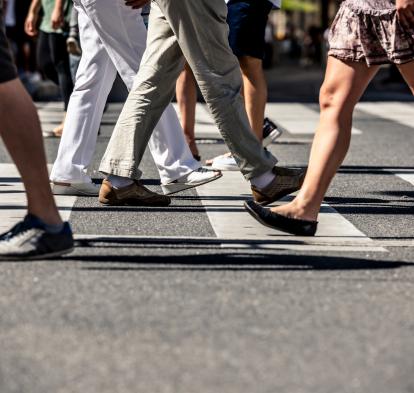 La investigación ha evaluado parámetros como la velocidad al caminar, la frecuencia de pasos por minuto o la longitud de la zancada.