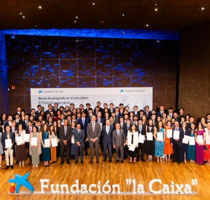 Foto de familia de los becarios del Programa de Becas de Posgrado de la Fundación ”la Caixa”.