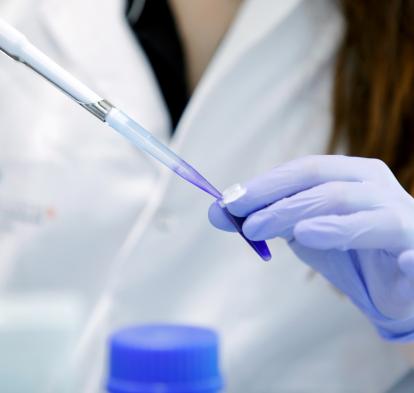 Utilitzación de una pipeta en un laboratorio.