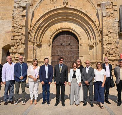 Foto de familia de la inauguración de la restauración del Monasterio de Santes Creus con el presidente de la Generalitat, Salvador Illa; la consellera de Cultura, Sònia Hernández, y la directora de CaixaForum Tarragona, Glòria Olivé