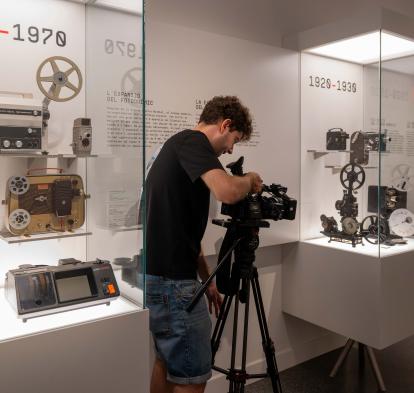 Càmera a l'exposició «[Rec]ords. La vida a través del cinema domèstic» a CaixaForum València.