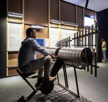 Un visitante prueba la 'composing machine' en la exposición «Música y matemáticas» en CaixaForum Zaragoza.