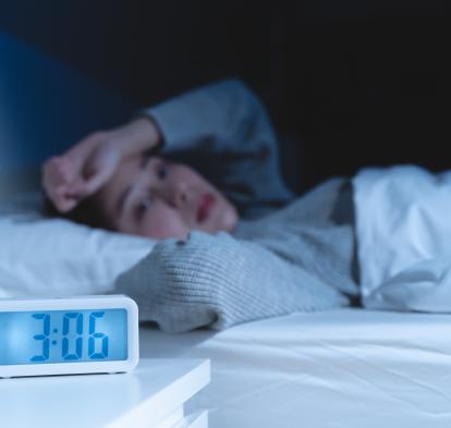 Dormir mal puede afectar al cerebro mucho antes de que aparezcan las primeras señales de Alzheimer.