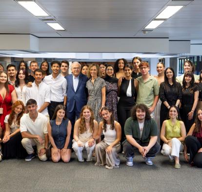 El presidente de la Fundación ”la Caixa”, Isidro Fainé, se ha reunido con los becados de grado de la convocatoria de 2023.