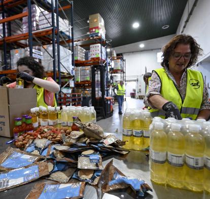 Voluntarias durante la campaña de recaudación de alimentos básicos.