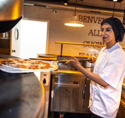 Atika ha encontrado trabajo de cocinera en el restaurante Ginos de Toledo a través de Incorpora.