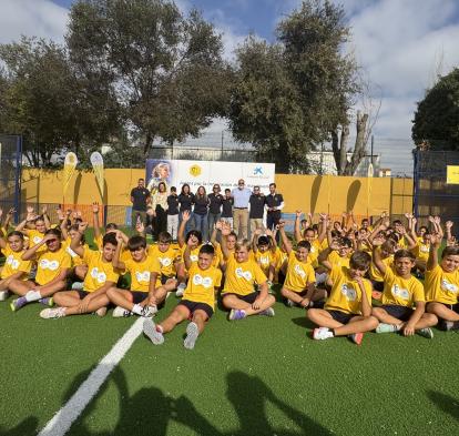 El nuevo Cruyff Court de La Línea de la Concepción se ha inaugurado con la presencia de niños y niñas de la localidad sobre el césped.