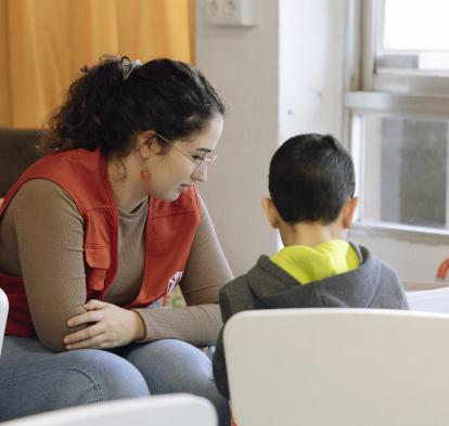 Educator from CaixaProinfancia working with children at the Save the Children Foundation.