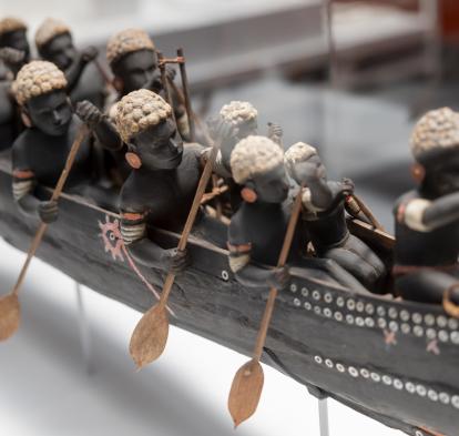 Una de las obras presentes en la exposición «Voces del Pacífico» en CaixaForum Barcelona.