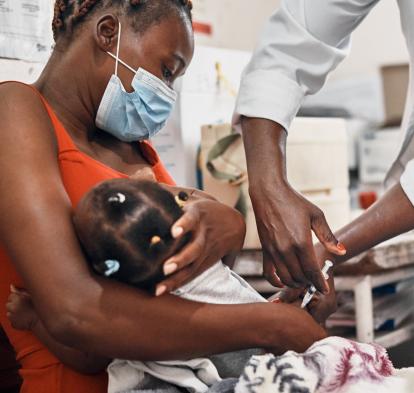 Vacunació d'una nena beneficiària de l'Aliança per a la Vacunació Infantil.