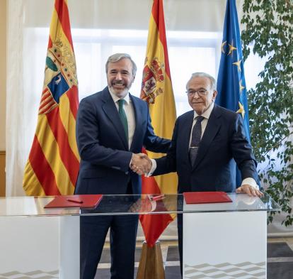 De izquierda a derecha: el presidente del Gobierno de Aragón, Jorge Azcón, y el presidente de la Fundación ”la Caixa”, Isidro Fainé en Zaragoza.
