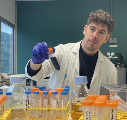 El investigador Miguel Marín, en el laboratorio de IrsiCaixa.