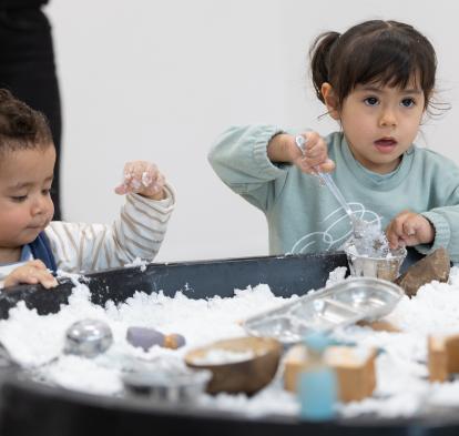 Dos nens beneficiaris del programa CaixaProinfància de la Fundació ”la Caixa”.