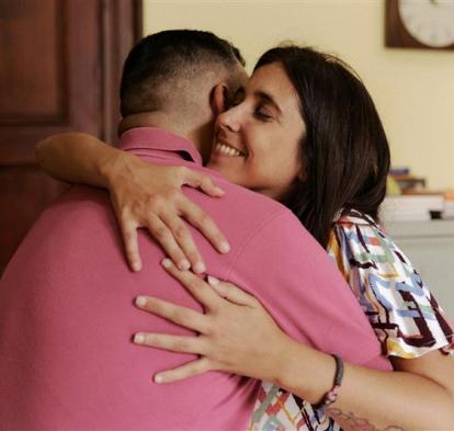 dos personas abrazándose.