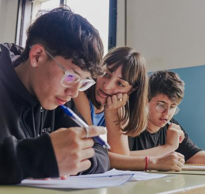 Alumnos de una clase de refuerzo educativo del programa CaixaProinfancia.