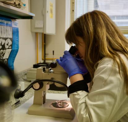 Analuce Canha analizando muestras en el laboratorio. 