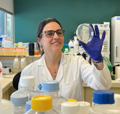 Una investigadora manipulando muestras en el laboratorio. 