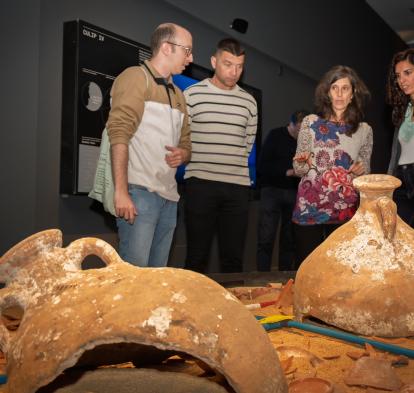 Visitants de la mostra «Naufragis. Arqueologia submergida» admirant alguns dels objectes exposats a CaixaForum Tarragona. 