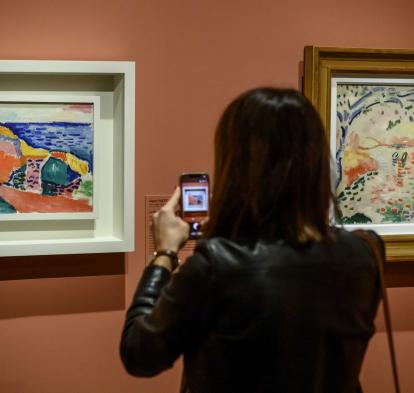 Una visitante fotografiando una de las obras presentes en la exposición Chez Matisse. El legado de una nueva pintura en CaixaForum Barcelona. 