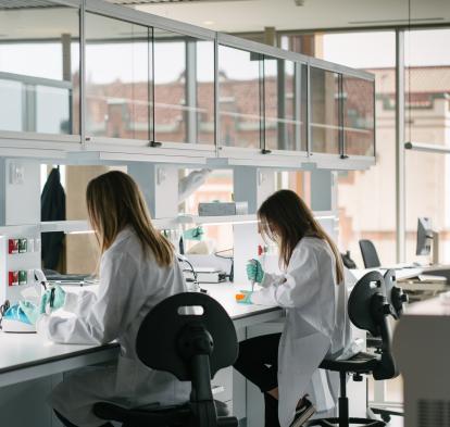 Dues investigadores del CaixaResearch Institute treballant al laboratori.