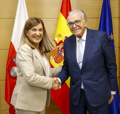 La presidenta de Cantabria, Marí­a José Sáenz de Buruaga, y el presidente de la Fundación ”la Caixa”, Isidro Fainé durante la firma del acuerdo marco.