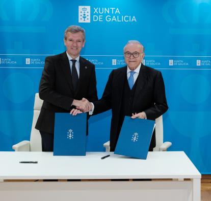 El presidente de la Xunta de Galicia, Alfonso Rueda, y el presidente de la Fundación ”la Caixa”, Isidro Fainé, en la firma del acuerdo marco.