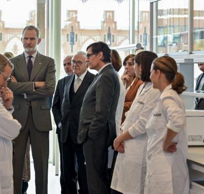 S. M. el Rei, Isidre Fainé i Salvador Illa escoltant els investigadors del CaixaResearch Institute.