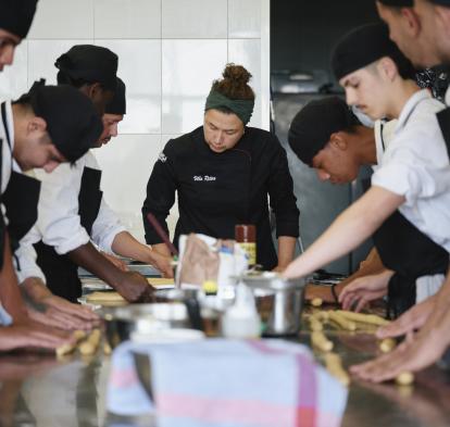 Los alumnos de la escuela de cocina de Villa Retiro durante una de las clases. 