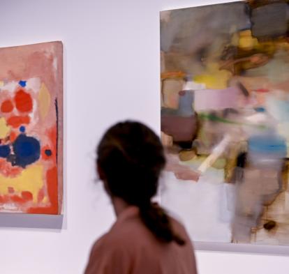 Una visitant a l'exposició Desenfocat. Una altra visió de l’art a CaixaForum Barcelona.