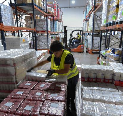 Un voluntario trabajando en la campaña «Ningún hogar sin alimentos».