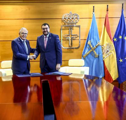 El presidente de la Fundación ”la Caixa”, Isidro Fainé, y el presidente del Principado de Asturias, Adrián Barbón, en la firma del acuerdo marco que refuerza la colaboración entre ambas instituciones. 