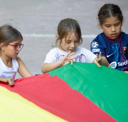 Nenes en una activitat de lleure educatiu organitzada per CaixaProinfància.