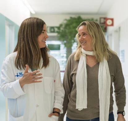 Núria García y Ana Zabalza en el CEMCAT del Hospital Universitario Vall d’Hebron de Barcelona.
