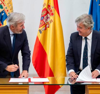El presidente del Gobierno de Aragón, Jorge Azcón, y el director general de la Fundación ”la Caixa”, Josep Maria Coronas, en la firma del acuerdo marco que refuerza la colaboración entre ambas instituciones.
