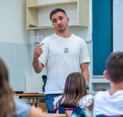 Joan Cruz dando clase en el colegio San Viator de Huesca.