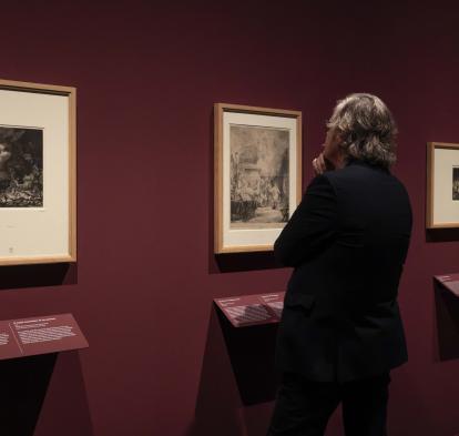 Un visitante de la exposición «Rembrandt. Un mundo en grabados» en CaixaForum València. 
