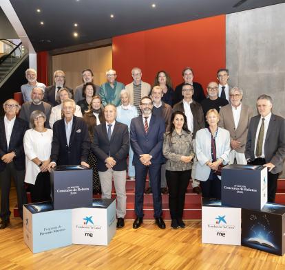Foto de familia en el acto de entrega de premios de la XVIII edición del Concurso de Relatos Escritos por Personas Mayores, en CaixaForum Zaragoza. 