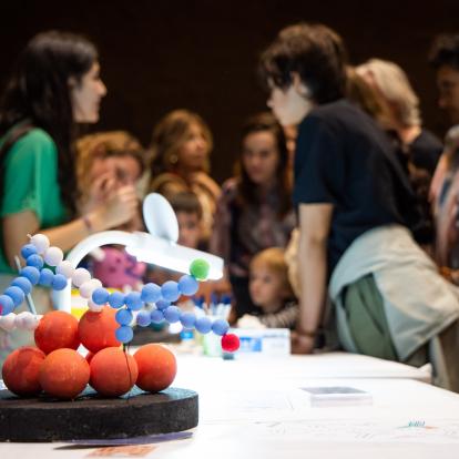 CosmoCaixa acerca la inmunología y otras disciplinas científicas en la Noche de la Investigación