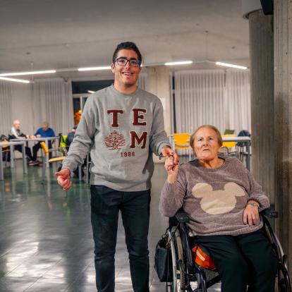 Voluntaris amb discapacitat acompanyen persones grans en una residència d’Àvila