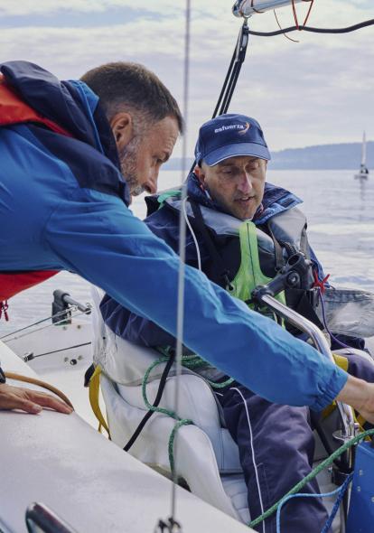 Diego, con esclerosi múltiple, y su instructor de vela adaptada.