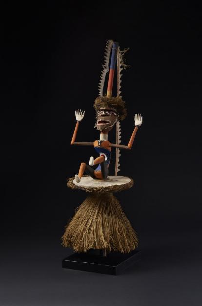 Tocado de danza de Nueva Bretaña, Papúa Nueva Guinea. Década de 1980. Madera, fibra i hoja de helecho.