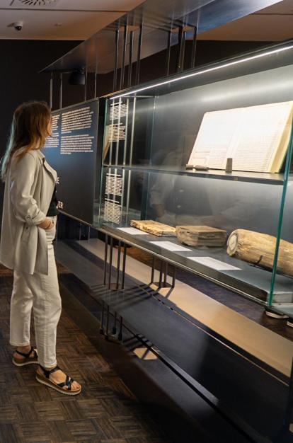 Visitants de l'exposició «Naufragis. Arqueologia submergida» a CaixaForum Lleida.