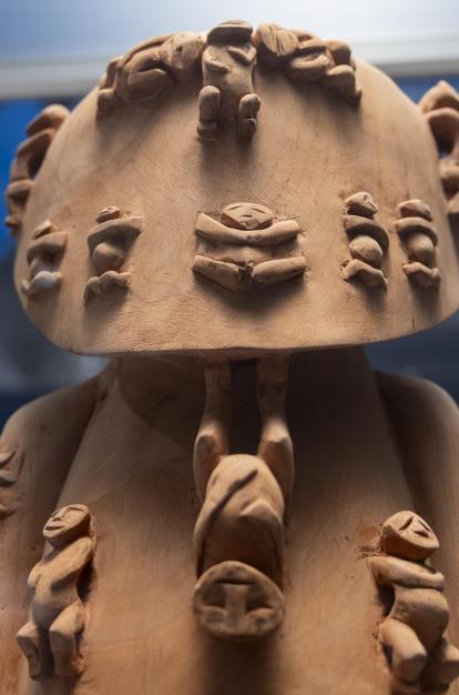 Una de les obres presents a l'exposició «Veus del Pacífic» a CaixaForum Barcelona.