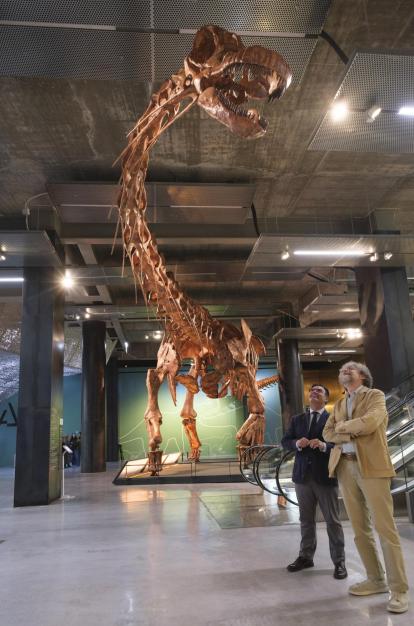El director de CaixaForum Sevilla, Moisés Roiz, y el coordinador de la exposición, Alejandro Pérez, bajo el Patagotitan mayorum. 