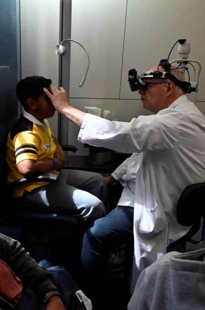 Un nen durant la revisió oftalmològica a l'Hospital Clínic de Barcelona.