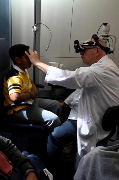 Un niño durante la revisión oftalmológica en el Hospital Clínic de Barcelona. 