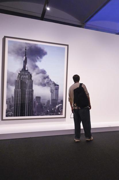 Un visitant recorrent la mostra Desenfocat. Una altra visió de l'art a CaixaForum Barcelona.