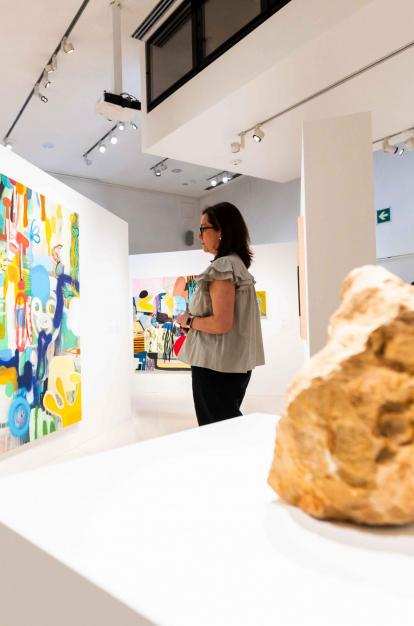 Una visitante en una de las salas de la exposición «Rumores infundados. Javier y Rafa Forteza» en CaixaForum Madrid.