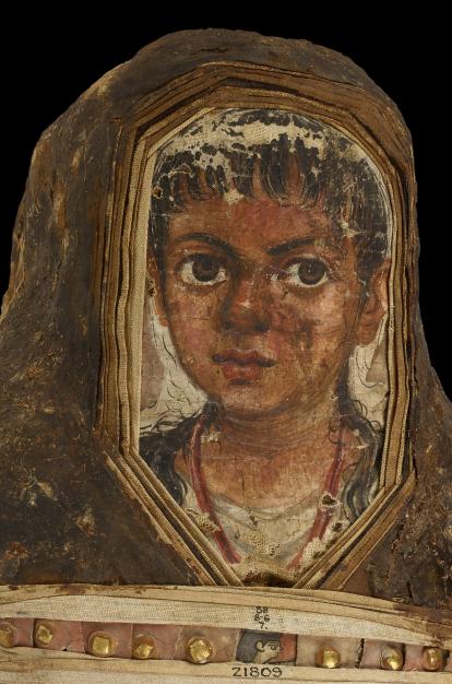 Momia de un niño (detalle). Hawara, Egipto. Período Romano, c. 40-55. Restos humanos, yeso, lino, resina y oro.© Trustees of the British Museum.