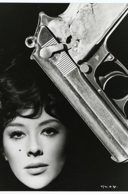Sue Lloyd con una pistola, fotograma de The Ipcress file,  de Sidney J. Furie, 1965. © ITV Archive / Shutterstock.